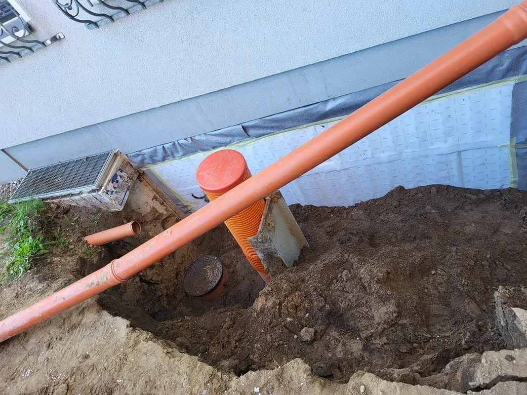 Bauwerkdrainage, Wasserabführung duech Rohre an der Hauswand